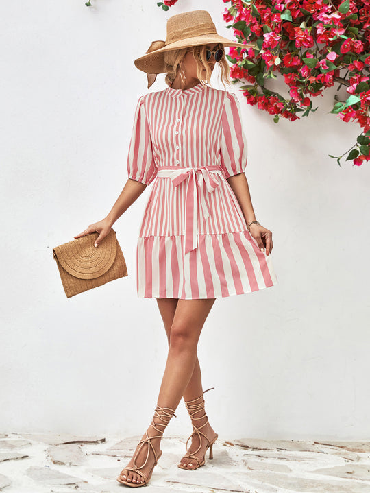 Damen gestreiftes Cocktailkleid mit voluminösen Ärmeln und tailliertem Gürtel Heidi-Mode