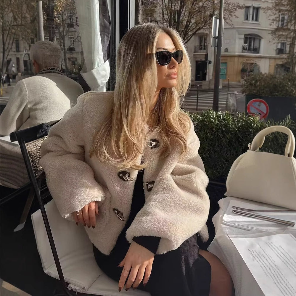 Damen modische Teddyjacke mit vintage Knopfdetails und aufgesetzten Taschen Heidi-Mode