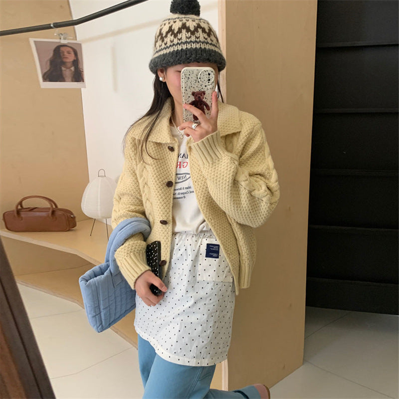 Damen Grobstrickjacke mit kontrastierenden Knöpfen und strukturiertem Design Heidi-Mode