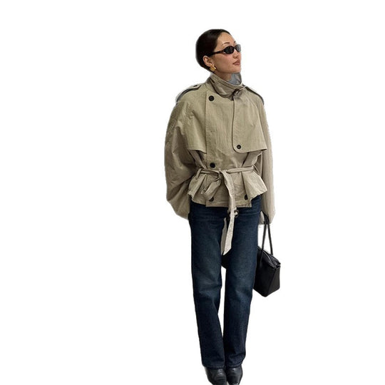 Damen Modische Kurzjacke mit hohem Kragen und Taillengürtel Heidi-Mode