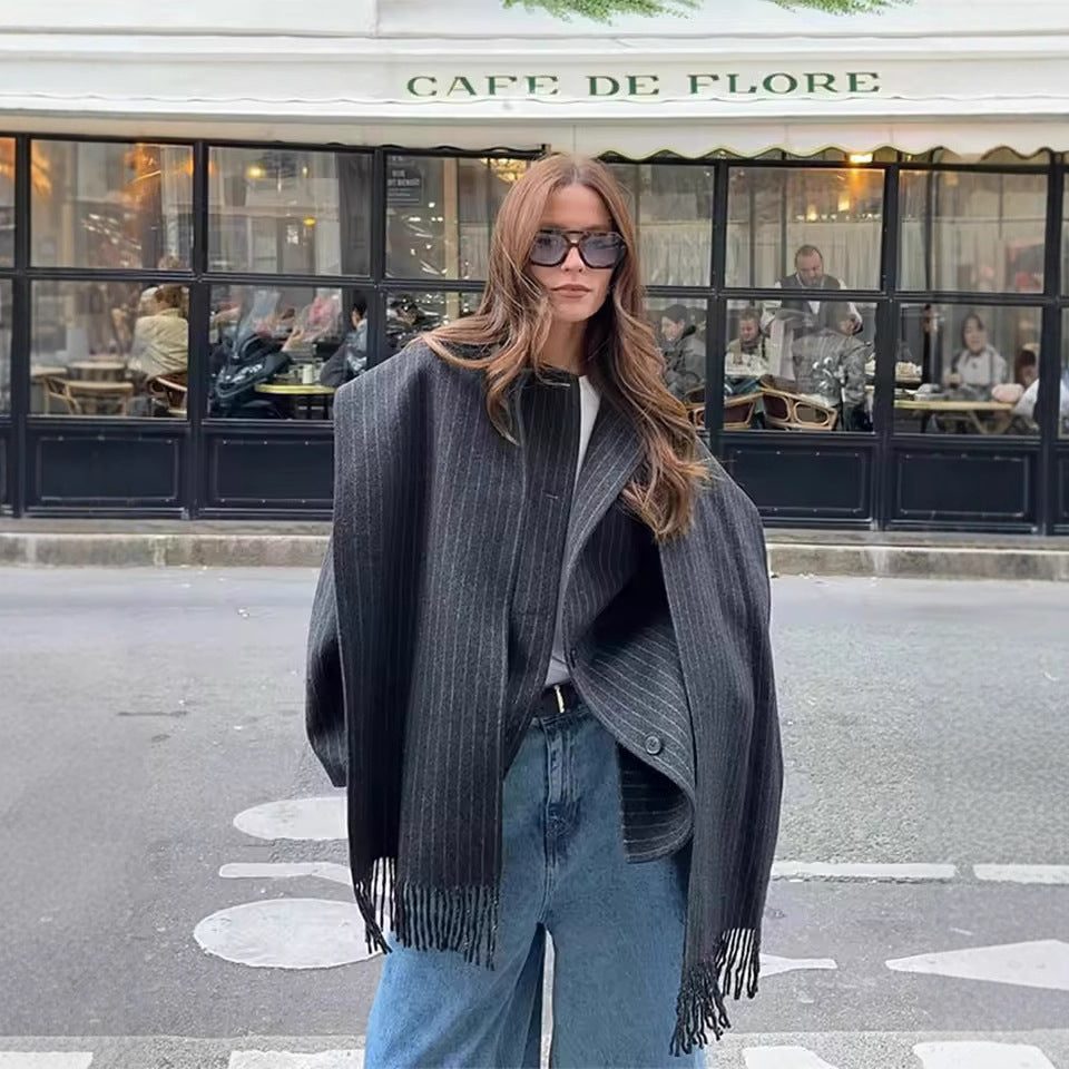 Damen modische Steppjacke mit asymmetrischem Kragen und einem eleganten Schal Heidi-Mode