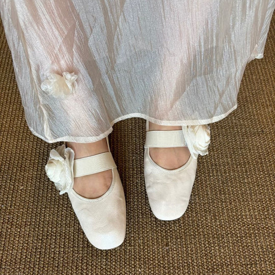Damen Elegante Verstellbare Träger Ballerina Flachschuhe mit Floralen Akzenten Heidi-Mode