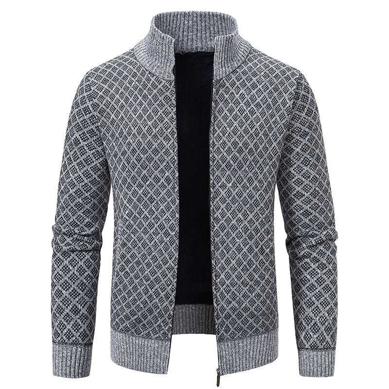 Herren Strickjacke mit modernem Zopfmuster und hohem Kragen Heidi-Mode