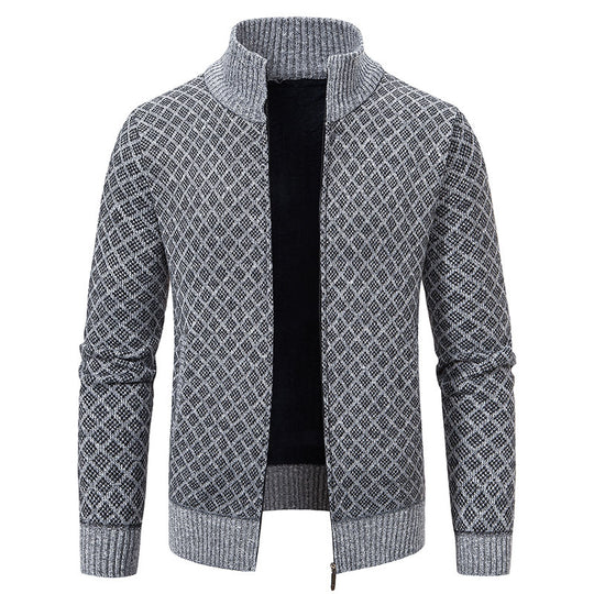 Herren Strickjacke mit modernem Zopfmuster und hohem Kragen Heidi-Mode