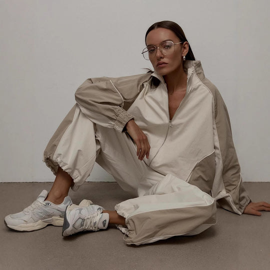 Damen sportliche Kapuzenjacke mit hohem Kragen und asymmetrischem Design Heidi-Mode