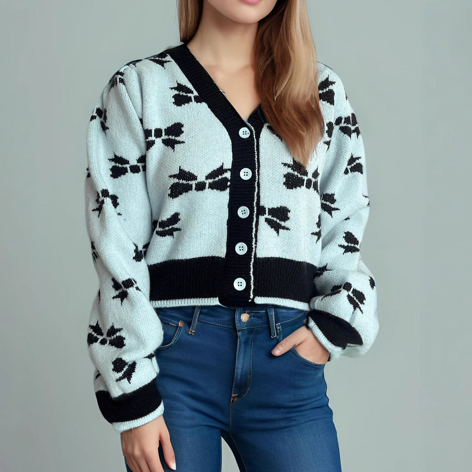 Damen Strickjacke mit verspieltem Schmetterlingsmotiv und dekorativen Knöpfen Heidi-Mode