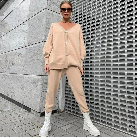 Damen Relaxed Fit Strickanzug mit V-Ausschnitt und Knopfdetail Heidi-Mode