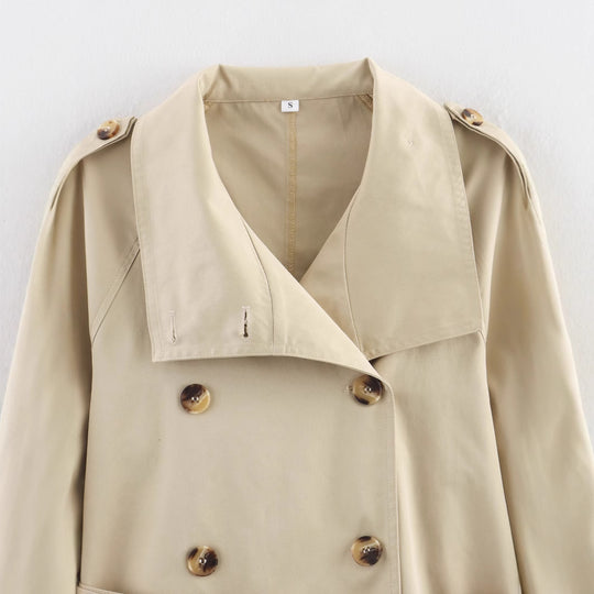Damen modischer Trenchcoat mit hoch geschlossenem Kragen und praktischen Schulterriegeln Heidi-Mode