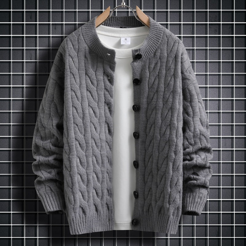 Herren Strickjacke mit modernem Zopfmuster und durchgehendem Knopfverschluss Heidi-Mode
