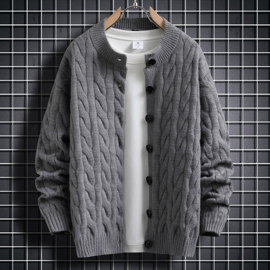 Herren Strickjacke mit modernem Zopfmuster und durchgehendem Knopfverschluss Heidi-Mode