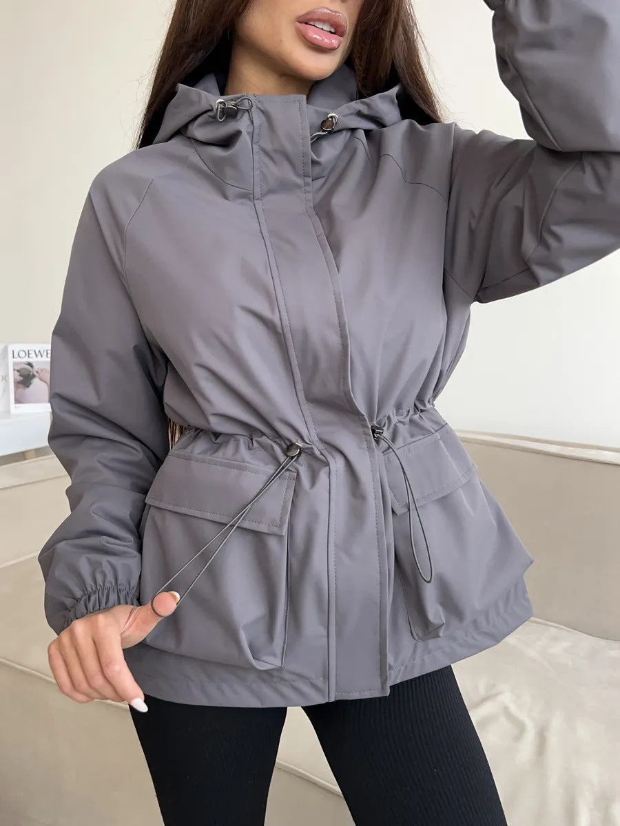 Damen leichte Windbreaker-Jacke mit verstellbarem Bund und praktischen Taschen Heidi-Mode