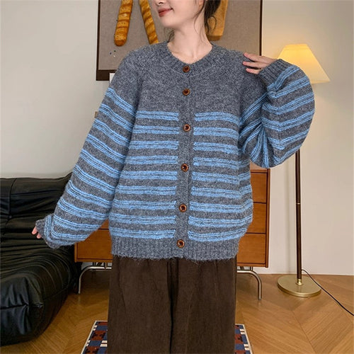 Damen Grobstrickjacke mit modernen Streifen und Knopfdetails Heidi-Mode