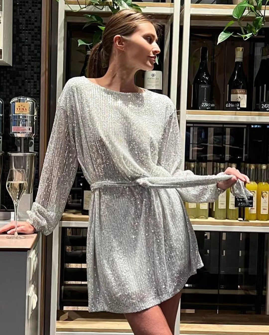Heidi-Mode | Einfarbiges, tailliertes Paillettenkleid