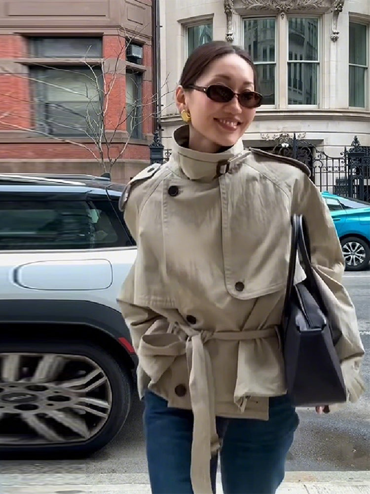 Damen Modische Kurzjacke mit hohem Kragen und Taillengürtel Heidi-Mode