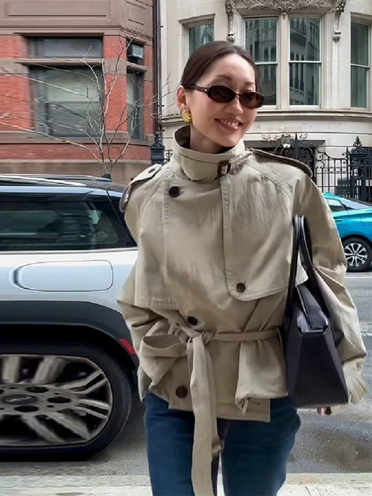 Damen Modische Kurzjacke mit hohem Kragen und Taillengürtel Heidi-Mode