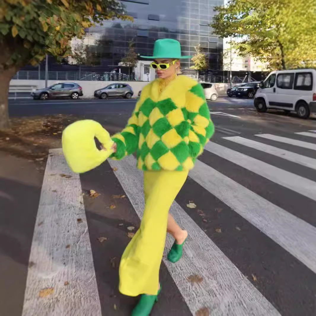 Damen auffällige Kunstpelzjacke mit innovativem Karomuster und kurzem Schnitt Heidi-Mode