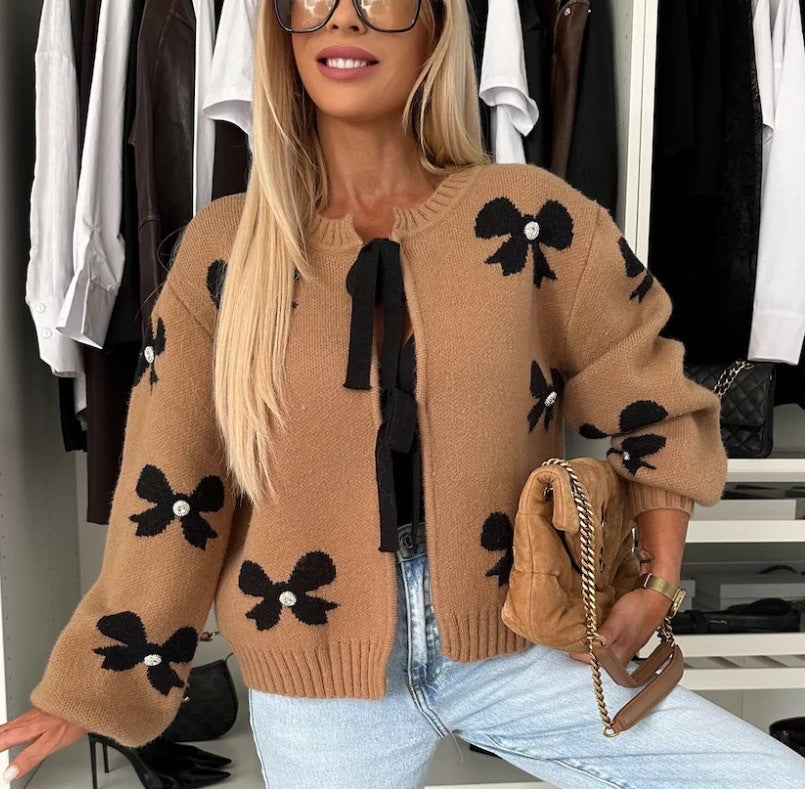Damen Strickjacke mit dekorativen Schleifen und glänzenden Akzenten Heidi-Mode