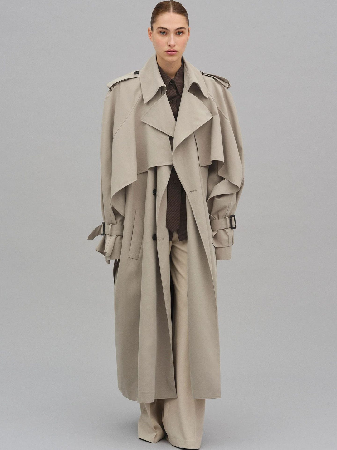 Damen Oversized Trenchcoat mit detailreichen Drapierungen und modischem Schnitt Heidi-Mode