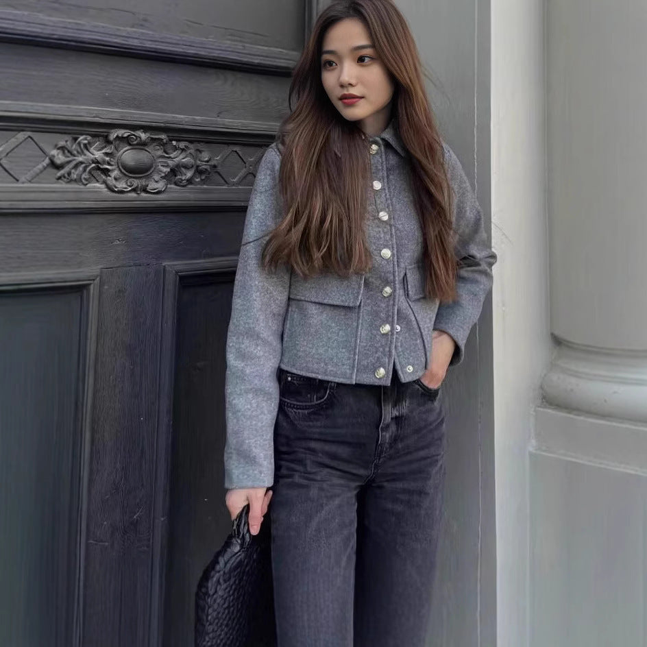 Damen modische Kurzjacke mit praktischen Pattentaschen und dekorativen Knöpfen Heidi-Mode