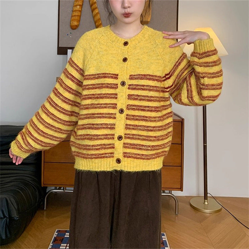 Damen Grobstrickjacke mit modernen Streifen und Knopfdetails Heidi-Mode