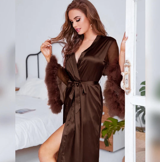 Damen luxuriöser Satin-Morgenmantel mit transparenten Ärmeln und federartigen Akzenten Heidi-Mode