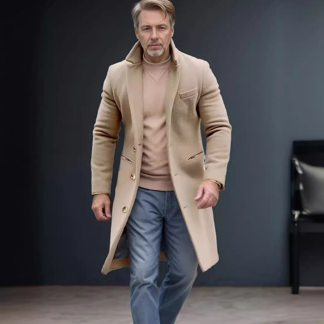 Herren eleganter langes Wollmantel mit schmalem Schnitt und goldenen Knöpfen Heidi-Mode