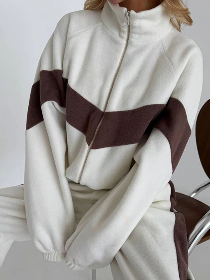Damen Fleece-Sportanzug mit hohem Kragen und eleganten Kontraststreifen Heidi-Mode