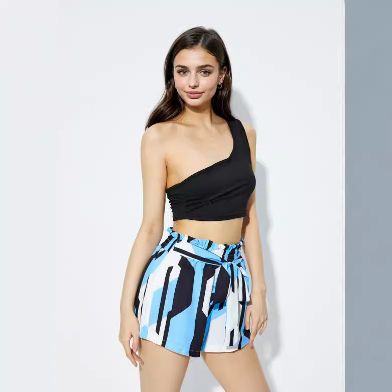 Damen Oberteil und kurze Hosen im modernen Grafikdesign Heidi Mode