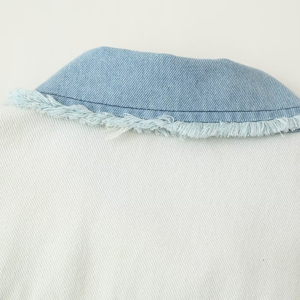 Damen cropped Denimjacke mit kontrastierenden Taschen und fransigem Saum Heidi-Mode