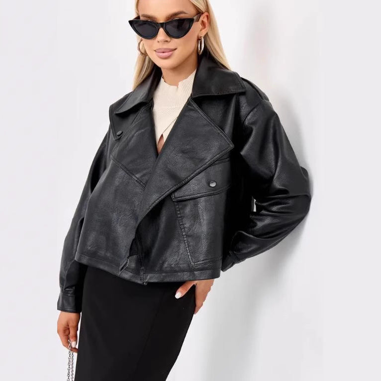 Damen Cropped Bikerjacke aus Kunstleder mit oversized Schnitt und strukturierten Details Heidi-Mode