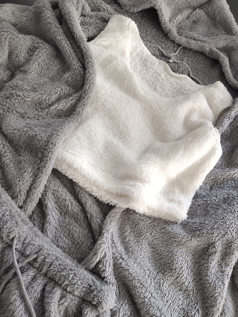 Heidi-Mode | Drei-Teiliges Fleece-Plüsch-Set mit Schnür-Shorts und Crop-Top mit Strickjacke