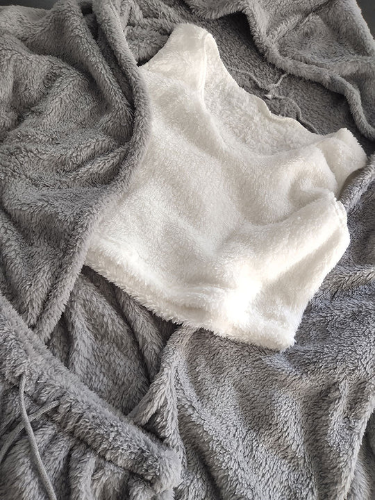 Heidi-Mode | Drei-Teiliges Fleece-Plüsch-Set mit Schnür-Shorts und Crop-Top mit Strickjacke