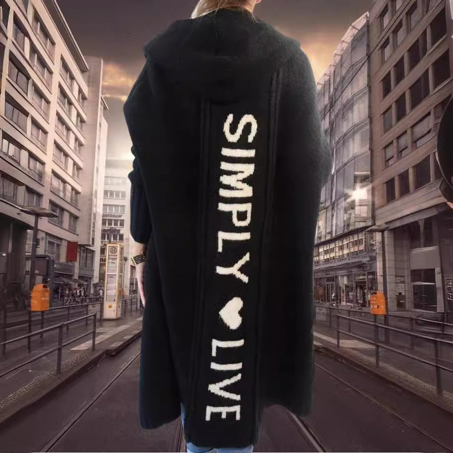 Damen Oversized Strickmantel mit Hoodie und auffälligem Schriftzug Heidi-Mode