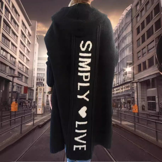Damen Oversized Strickmantel mit Hoodie und auffälligem Schriftzug Heidi-Mode