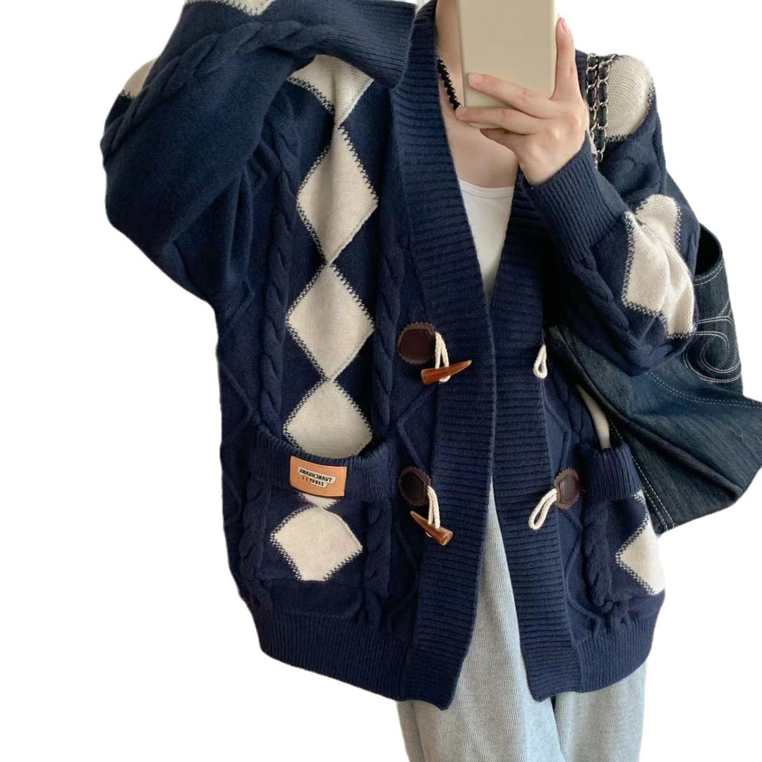 Damen Grob gestrickter Cardigan mit romantischem Rautenmuster und dekorativen Holzknöpfen Heidi-Mode