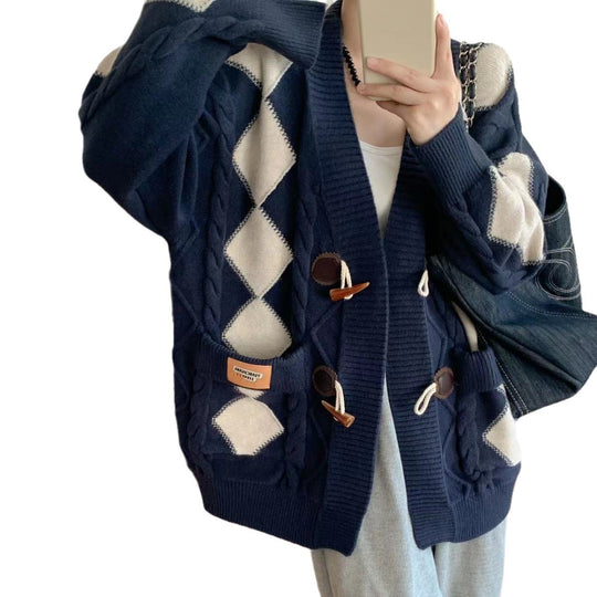 Damen Grob gestrickter Cardigan mit romantischem Rautenmuster und dekorativen Holzknöpfen Heidi-Mode