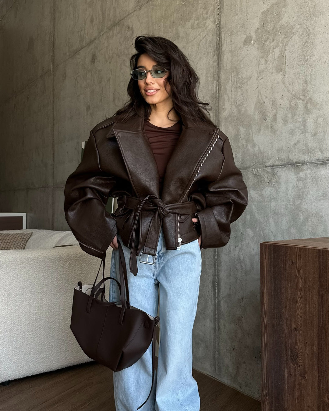 Damen elegante Kunstlederjacke mit Gürtel und übergroßen Ärmeln Heidi-Mode