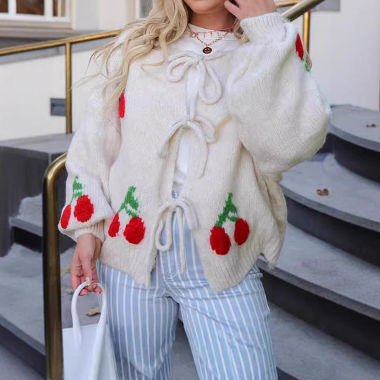 Damen Strickjacke mit verspieltem Kirschmotiv und Taillierung Heidi-Mode