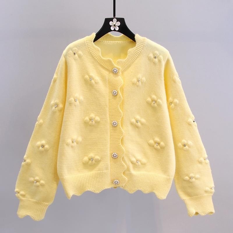 Damen verspielter Strickcardigan mit dekorativen Perlenknöpfen und floralem Design Heidi-Mode