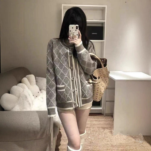 Damen modischer Strickcardigan mit eleganter Rautenmusterstruktur und goldenen Knöpfen Heidi-Mode