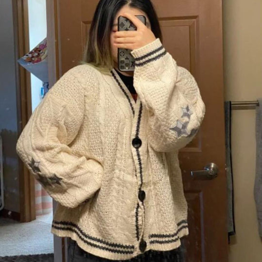 Damen Grobstrickjacke mit Sternen-Details und dekorativen Knöpfen Heidi-Mode