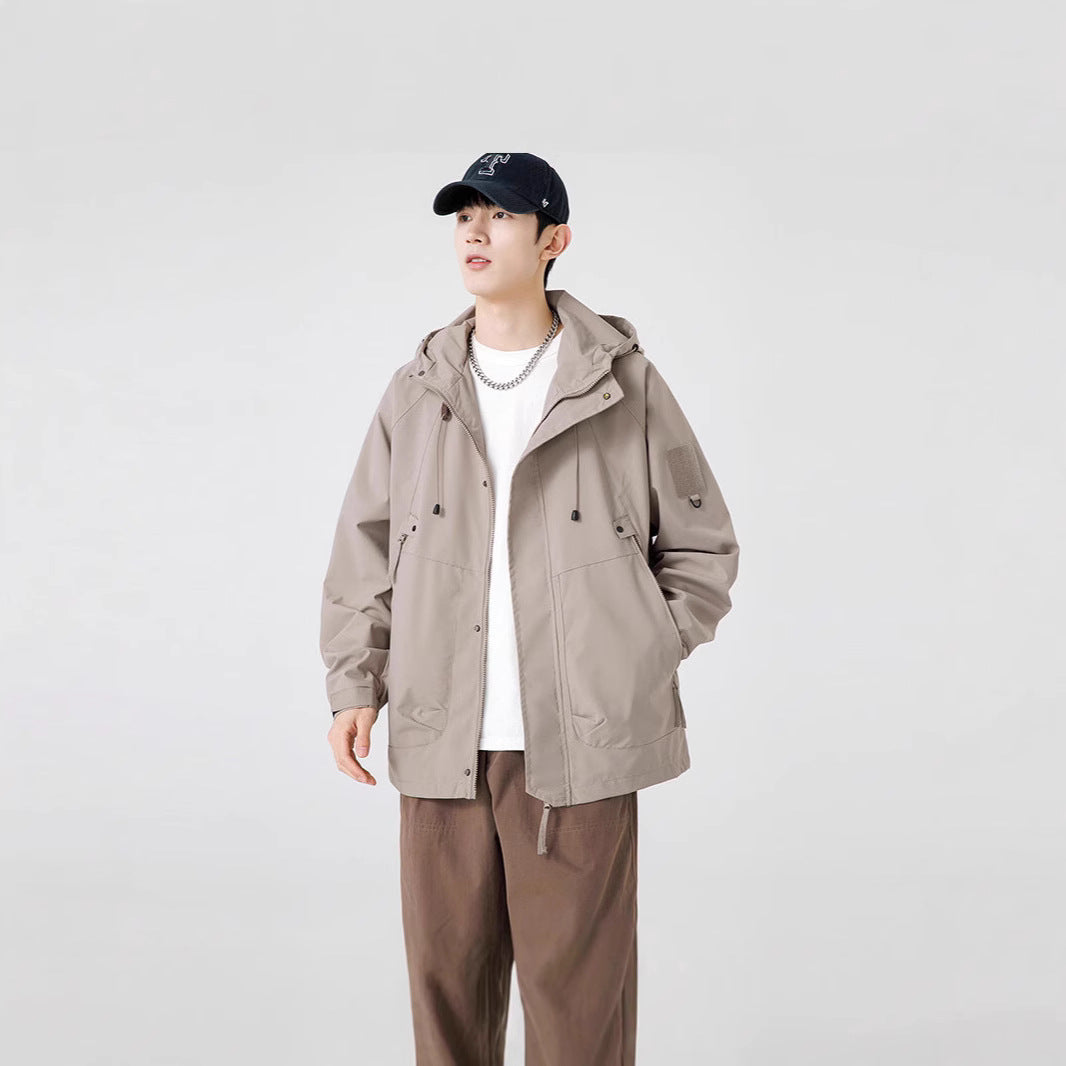 Herren Windbreaker-Jacke mit verstellbarem Kapuzenkragen und praktischen Taschen Heidi-Mode