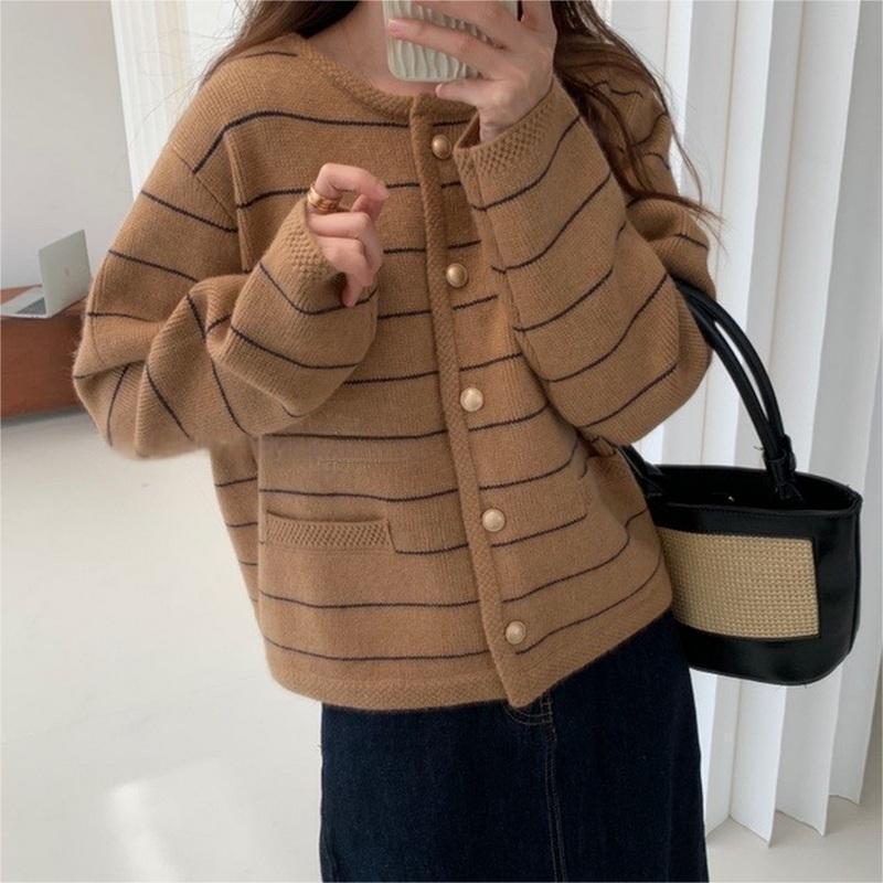 Damen gemütlicher Cardigan mit feinen Streifen und praktischen Taschen Heidi-Mode