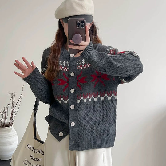 Damen Grobstrick-Cardigan mit dekorativem Zopfmuster und Knopfdetails Heidi-Mode