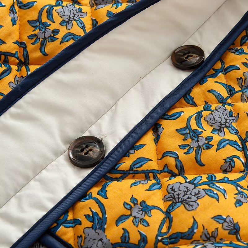 Damen außergewöhnliche Steppjacke mit floralen Mustern und praktischen Taschen Heidi-Mode