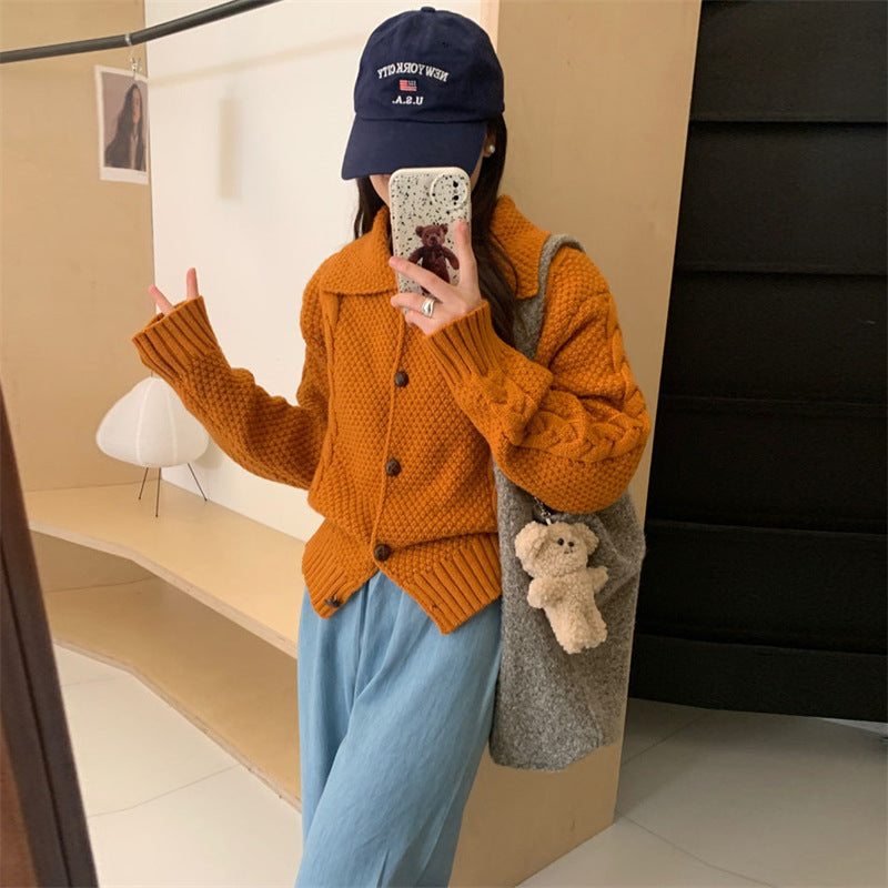 Damen Grobstrickjacke mit kontrastierenden Knöpfen und strukturiertem Design Heidi-Mode