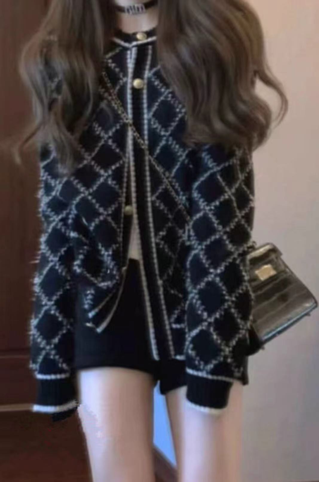 Damen modischer Strickcardigan mit eleganter Rautenmusterstruktur und goldenen Knöpfen Heidi-Mode