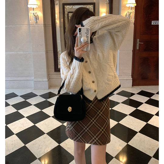 Damen Grobstrickjacke mit einzigartiger Zopfmusterung und eleganten Knöpfen Heidi-Mode