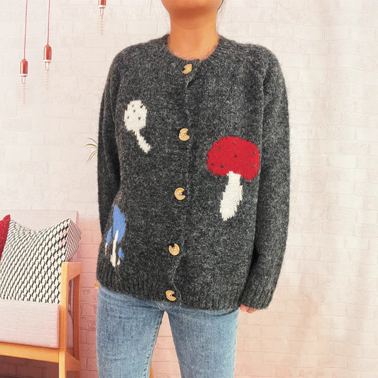 Damen Strickjacke mit buntem Pilzmotiv und Knopfdetails Heidi-Mode
