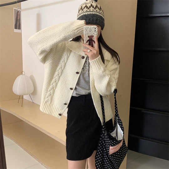 Damen Grobstrickjacke mit kontrastierenden Knöpfen und strukturiertem Design Heidi-Mode